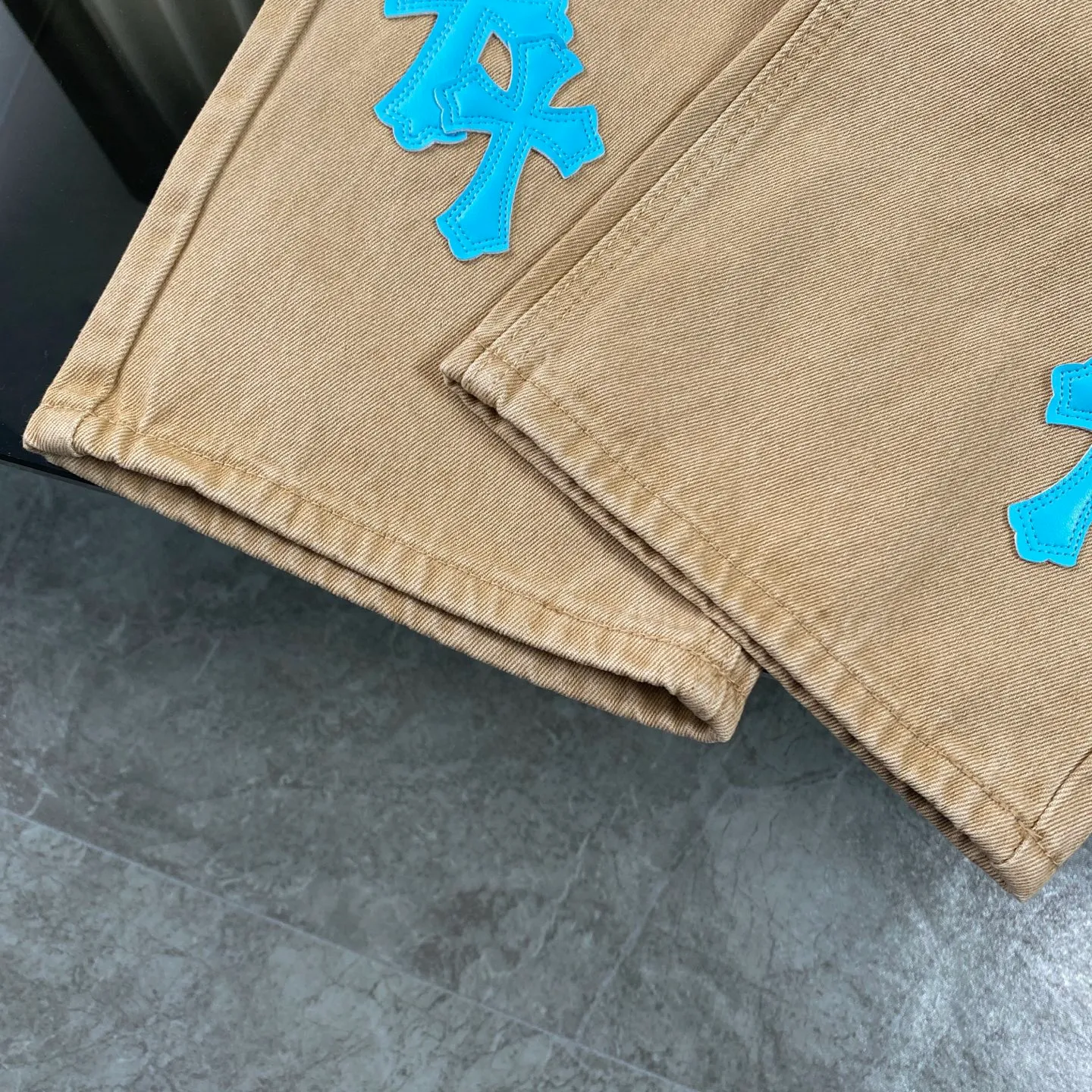 P240 CH Chromehearts Miami-limited fluorescent blue cross-patched khaki jeans, priced at 34W, patched with cross-patterns, washed jeans! ! An absolutely high-end luxury product, a 1.9W-level god-level single product, a super popular product, made by top heavy industry, a magic weapon that cannot be missed! [About Zangyin] This is an extremely luxurious fashion brand that can also be called the aristocracy of the high street. It has always been an exclusive brand for some hipsters or rich second generations. Compared with ordinary high streets, it is more luxurious and noble. Compared with luxury brands, it is more fashionable and individual. It has always been a brand that I have a special liking for. [Top heavy industry fashion design] Consistently high-street luxury style. Speaking of this style, the Zangyin family and GU family are definitely the leading representative brands. Especially the Zangyin family has really achieved a state-of-the-art effect in creating high-street style. The unique washed material is used to create this style. The color system is already quite eye-catching. After it is decorated with patchwork cross flowers, it cleverly highlights the charm of the brand. Secondly, this style uses classic The high-waist cutting design highlights the long legs and fashionable temperament of the upper body. The brand is highly recognizable and the slim fit configuration is more suitable for daily wear. It is a product that interprets personality, fashion, and specifications at a glance. This single product is enough to make any fan excited. It can be a white T-shirt for a youthful college style, or a tight suspender for a royal style. It has strong matching ability and can be easily controlled by men.  [Materials and craftsmanship] Needless to say, this point goes without saying. As an excellent craftsman brand, Zangyin’s requirements for details and craftsmanship are really perfect. The washed color of this model has gone through so many processes, not to mention the embellishment of denim appliques. It is also purely hand-made and sewn. Just like what they believe in, only hand-made things have soul and have the meaning of wear. A top-notch heavy-duty fashionable denim item, I look forward to your perfect interpretation! !  Color: Khaki Size: 28-34